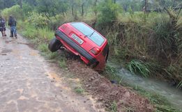 Condutor perde controle da direção e veículo e cai em córrego