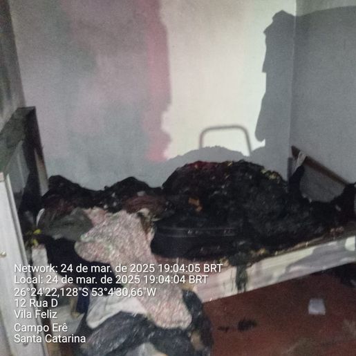 Pilha de roupas sobre cama pega fogo e mobiliza bombeiros em Campo Erê