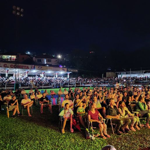 Mesmo com chuva, Orquestra de Itapiranga dá show com Lendas do Sul