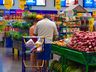 Com inflação, frutas, legumes e abastecer o carro ficaram mais caros