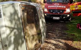 Idoso fica ferido após carro sair de pista e capotar na BR-163