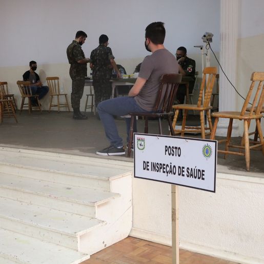 Jovens passam por inspeção de saúde para o alistamento militar