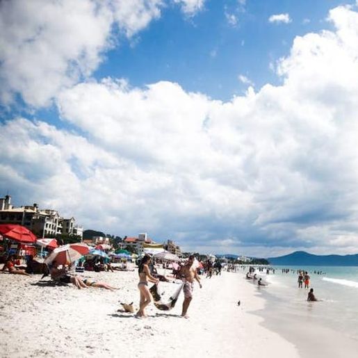 Florianópolis vai controlar a entrada de ônibus na ilha e proibir acesso às praias