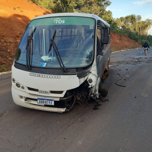 Colisão entre ônibus e carro deixa jovem morto na BR-282