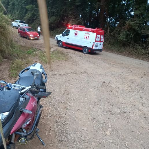 Pai e filha ficam feridos em queda de moto no interior de Itapiranga