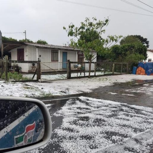 VÍDEO: Chuva de granizo atinge cidades de SC e muda paisagens