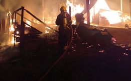 Bombeiros levam 4 horas para controlar incêndio em galpão no interior de Cedro