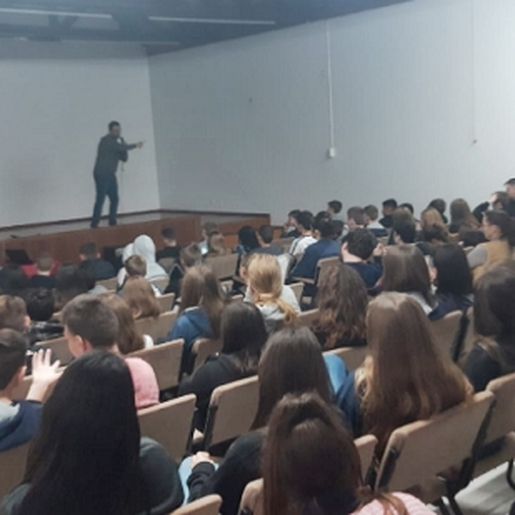 Pais e alunos participam de palestras sobre drogas em Mondaí