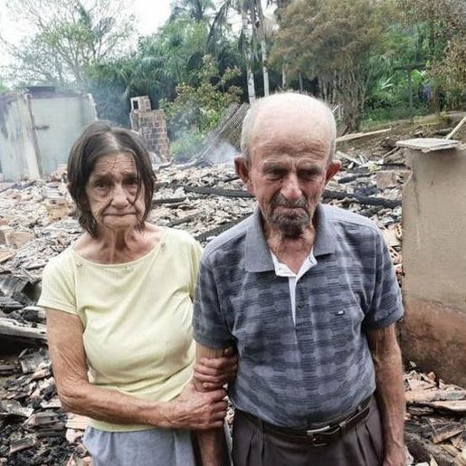 Idoso tenta apagar fogo com pote de sorvete em SC: "Minha casinha"