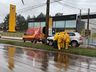 VÍDEO: Mulher fica ferida após carro bater em poste na Willy Barth