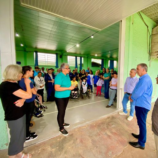 Município de SMO entrega van para APAE e fortalece apoio à instituição