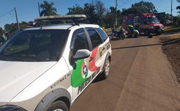 Mulher fica ferida ao colidir moto em caminhão e sofrer queda na avenida em Iporã do Oeste