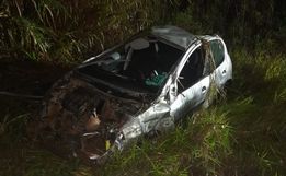 Jovem fica ferido em capotamento na PR-180