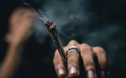 SC tem novo decreto que multa em mais de R$ 1 mil quem for flagrado usando drogas em público