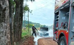 Veículo é destruído por incêndio no interior de Guarujá do Sul