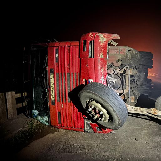Trânsito opera em meia pista após carreta tombar sobre ponte na BR-282