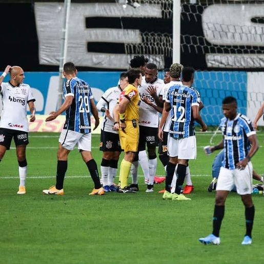Grêmio fica com dois a mais, mas só empata com o Corinthians