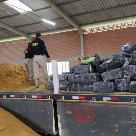 PRF apreende mais de 3,5 toneladas de maconha em carga de farelo de milho no Meio Oeste 