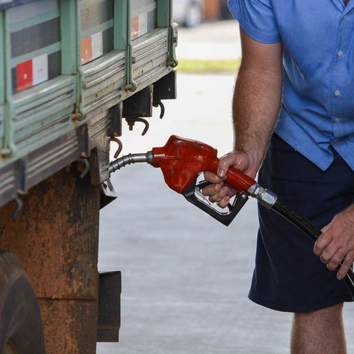 Petrobras anuncia aumento de quase 9% no diesel a distribuidoras