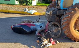 Colisão frontal entre moto e trator deixa rapaz ferido na linha Cristo Rei