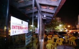 Polícia interdita estabelecimento por descumprir decreto municipal