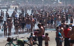 FOTOS: Multidão 'invade' praias no litoral de SP mesmo com restrições