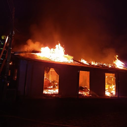 Bombeiros combatem incêndio em residência no interior de Riqueza