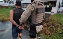 Homem mata amante da esposa a facadas após flagrar casal na cama em Blumenau