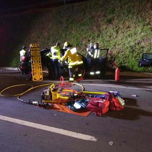 Acidente entre carro e caminhão furgão deixa duas pessoas feridas 