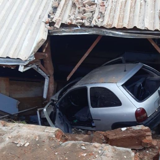 VÍDEO: Carro em alta velocidade derruba muro e invade galpão no interior de SP