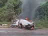 Carro pega fogo após colisão com caminhão e quatro pessoas ficam feridas