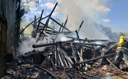 Vídeo: Incêndio destrói galpão e implementos e mata bovino no interior de Tunápolis