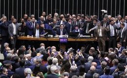 Presidente Hugo Motta supera bloqueio de bolsonaristas e abre sessão na Câmara