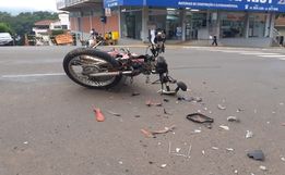Jovem fica ferido em colisão entre carro e moto no centro de Itapiranga