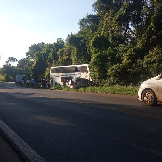 VÍDEO: Acidente grave entre ônibus, carros e caminhões deixa um morto e feridos na BR-282 