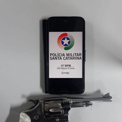 Homem é preso por porte ilegal de arma de fogo e embriaguez ao volante em SMOeste