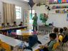 Atividade educativa de saúde bucal entrega kis em escolas de Guarujá do Sul