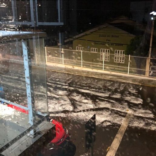 Temporal de granizo no RS deixa ruas cobertas de gelo; veja fotos