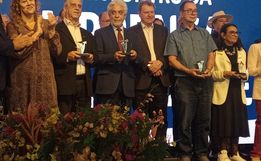 Durante evento em Chapecó, Estênio Aldo recebe troféu pelos 50 anos no rádio