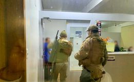 Homem é preso com armas e munições após denúncia de violência doméstica, em Belmonte