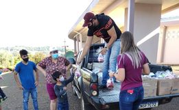 Grupo de voluntários realiza entrega de cestas de páscoa