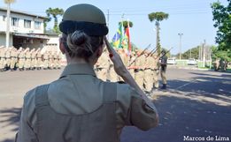 Deputados podem votar projetos que mudam carreira de militares na terça-feira