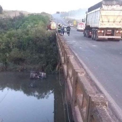 Caminhão cai dentro de rio e bombeiros mergulham em busca de vítimas
