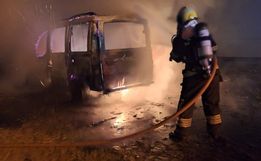 Veículo é destruído por incêndio em Princesa 