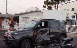 Motociclista fica ferido em colisão com carro no centro de Campo Erê
