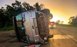 Motorista perde controle da direção e tomba caminhão na BR-282; vídeo