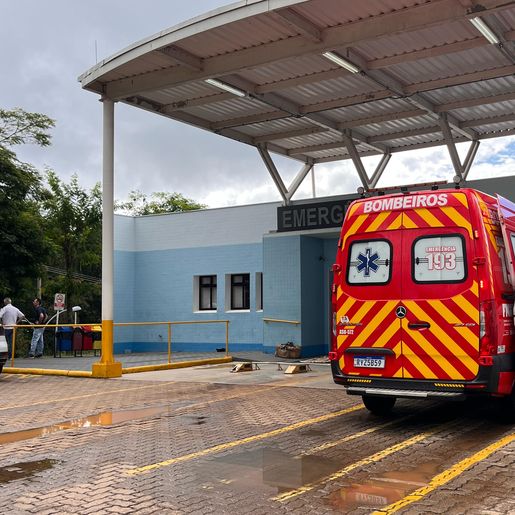 Queda de bicicleta seguida de choque contra pilar deixa adolescentes feridas em SMO 