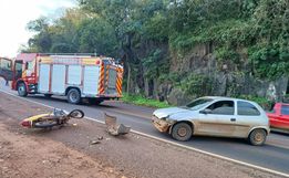 Mulher fica ferida em colisão entre carro e moto em Itapiranga