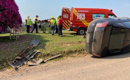 Mulher fica ferida em saída de pista seguida de capotamento no interior de SMO 