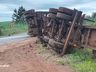 Caminhão carregado com toras tomba na SC-161 entre Saltinho e Campo Erê